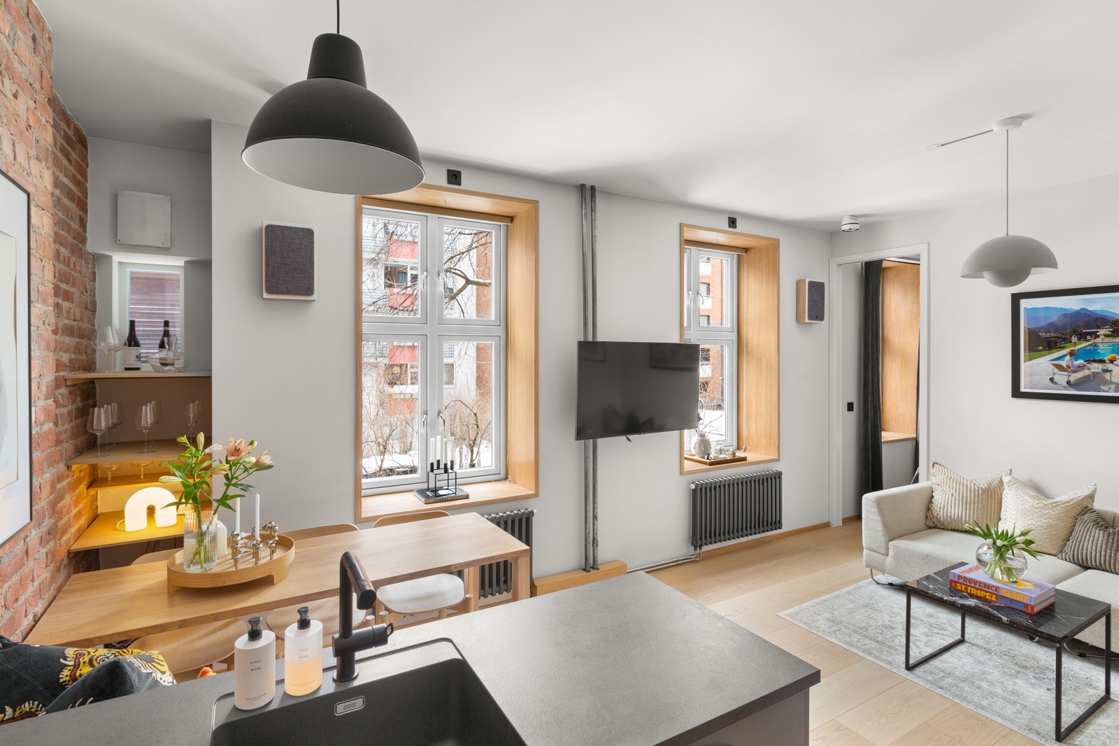 Oversikt stue. Det har blitt laget balkong der den svarte radiatoren står til høyre for TV. Se bilder vedlagt. 